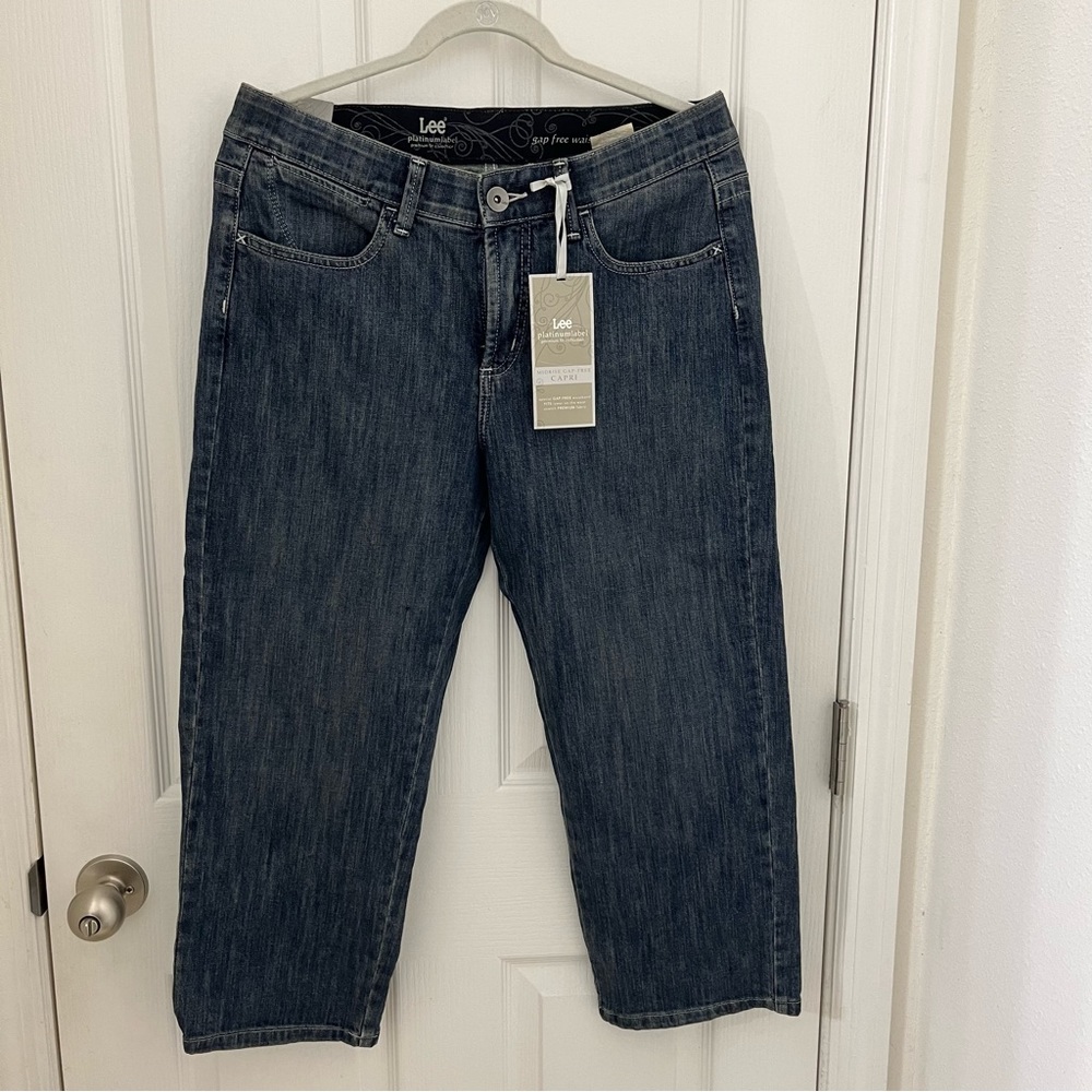 NWT. Lee platinum label stretch mid-rise gap free capri jeans. Size 12 M.